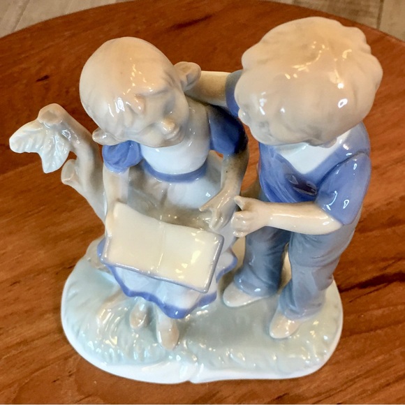 Ceramic Children at Story Time - Picture 10 of 10